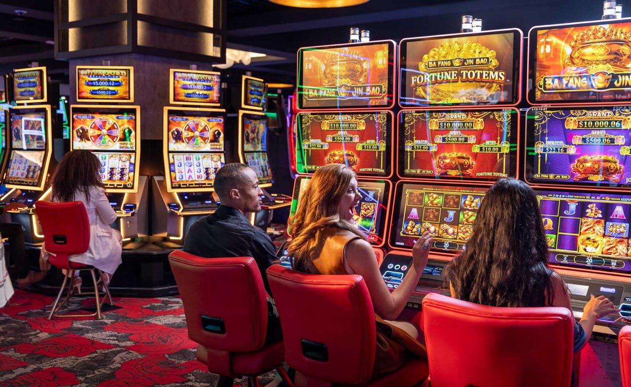 Dealer live casino profesional sedang menjalankan permainan